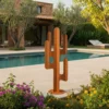 Cactus 4 branches en acier corten au bord d'une piscine – Normandy Steel