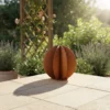Cactus boule en acier corten sur une terasse – Normandy Steel