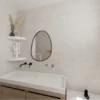 cactus porte bijoux blanc dans une salle de bain