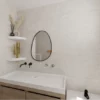cactus porte bijoux doré troué dans une salle de bain