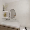 cactus porte bijoux doré dans une salle de bain