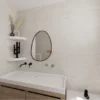 cactus porte bijoux noir dans une salle de bain