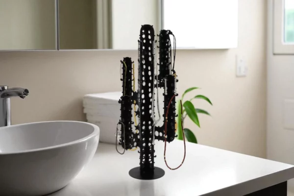 cactus porte bijoux noir troué dans une salle de bain