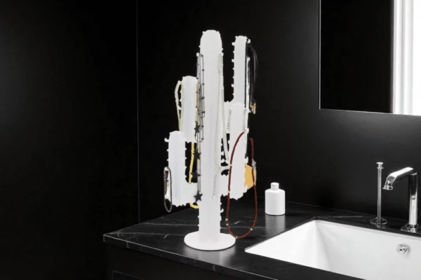 cactus porte bijoux blanc dans une salle de bain