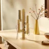 cactus porte bijoux doré dans une salle de bain