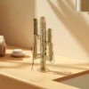 cactus porte bijoux doré troué dans une salle de bain