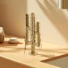 cactus porte bijoux doré troué dans une salle de bain