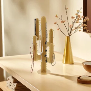 cactus porte bijoux doré dans une salle de bain
