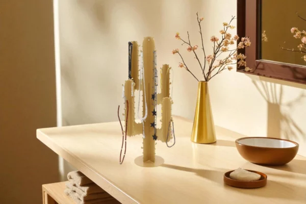 cactus porte bijoux doré dans une salle de bain