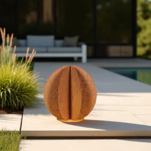 Cactus boule en acier corten sur une terasse