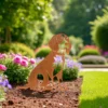 Silhouette d'animal en acier corten représentant un chien dans un jardin