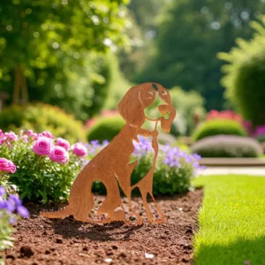 Silhouette d'animal en acier corten représentant un chien dans un jardin