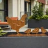 Silhouette d'animal en acier corten représentant une poule et ses poussins sur une terasse d'appartement – Normandy Steel
