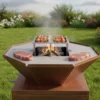 Brasero en acier corten avec kit barbecue brochettes et viande en cuisson sur la grille