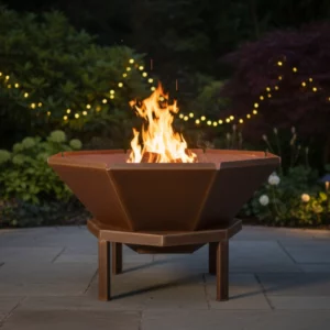 Brasero en acier corten allumé sur terrasse de nuit ambiance feu extérieur chaleureux