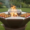 Brasero acier corten avec des brochettes en cuisson sur plancha