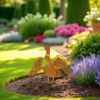Silhouette d'animal en acier corten représentant un canard dans un jardin