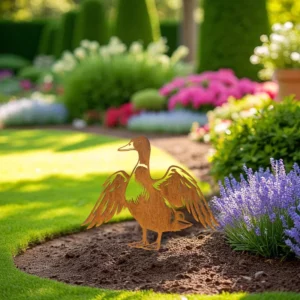 Silhouette d'animal en acier corten représentant un canard dans un jardin