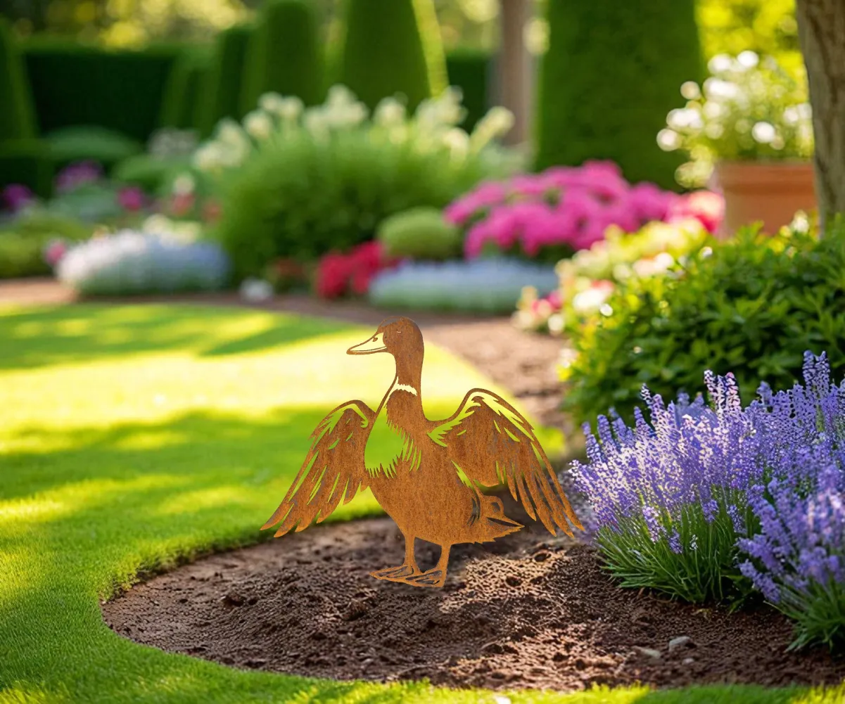 canard-corten-exterieur Silhouette d'animal en acier corten représentant un canard dans un jardin