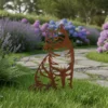 Shilouette d'animal en acier corten représentant un chat tigré dans un jardin – Normandy Steel
