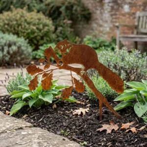 Silhouette d'animal en acier corten représentant un écureil dans un jardin – Normandy Steel