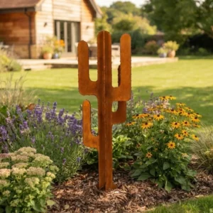 grand cactus en acier corten avec picots dans un jardin – Normandy Steel
