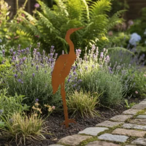 Silhouette d'animal en acier corten représentant un héron dans un jardin – Normandy Steel