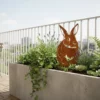 Silhouette d'animal en acier corten représentant un lapin sur une terasse d'appartement – Normandy Steel