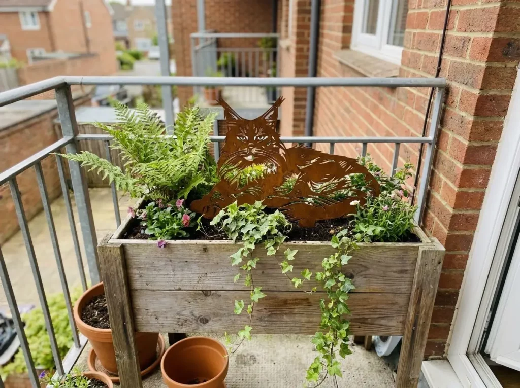 Silhouette d'animal en acier corten représentant un Maine coon allongé sur un balcon – Normandy Steel