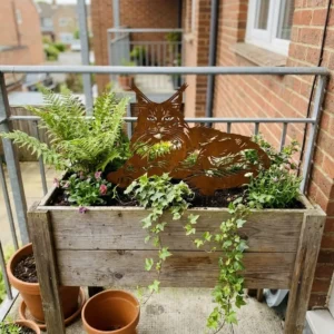 Silhouette d'animal en acier corten représentant un Maine coon allongé sur un balcon – Normandy Steel