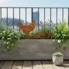 Silhouette d'animal en acier corten représentant une poule et ses poussins sur une terasse d'appartement – Normandy Steel