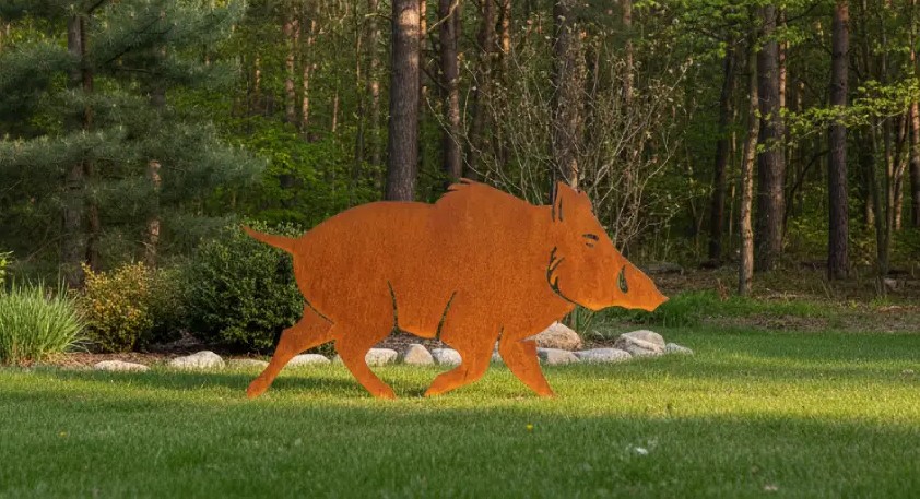 sanglier-corten-exterieur Silhouette d'animal en acier corten représentant un sanglier dans un jardin – Normandy Steel