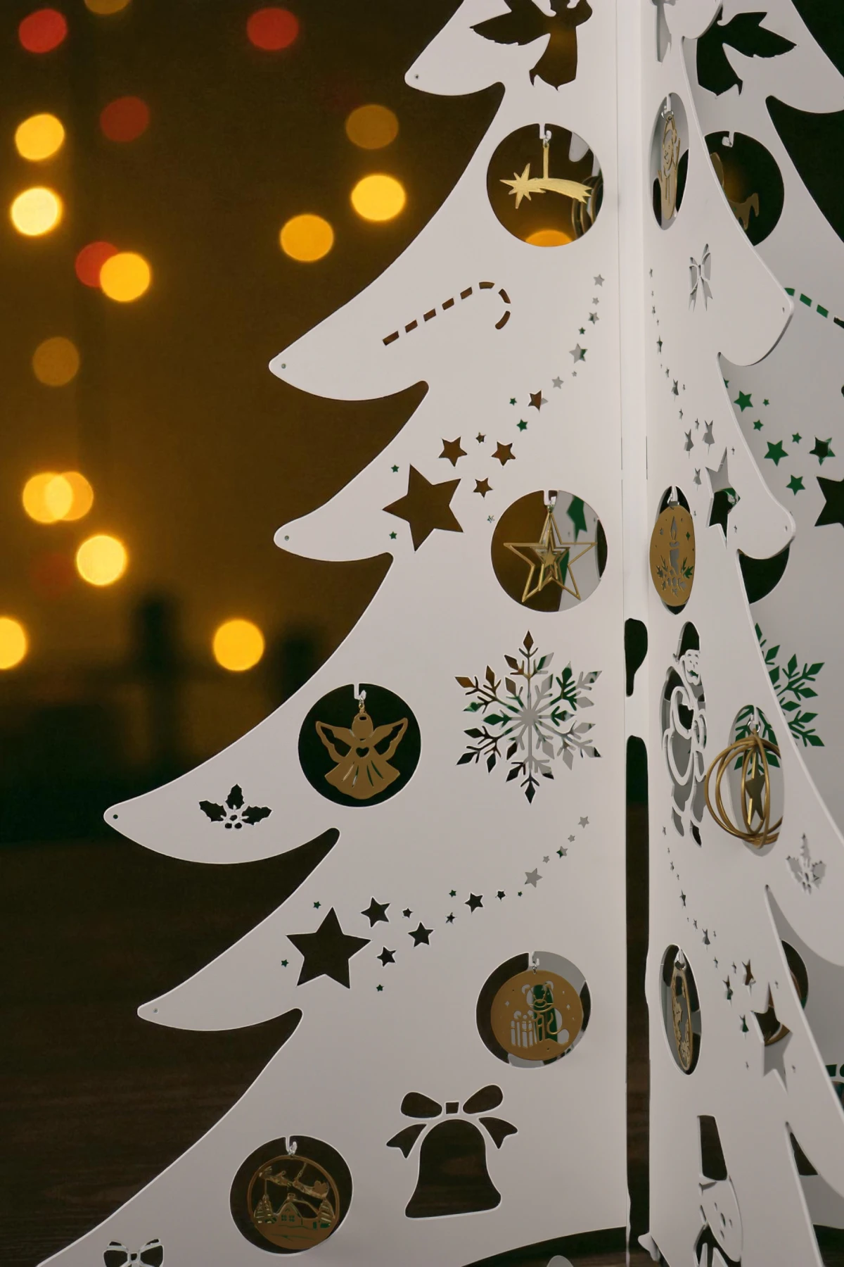 decoration de sapin de noel doré en aluminium sur un sapin