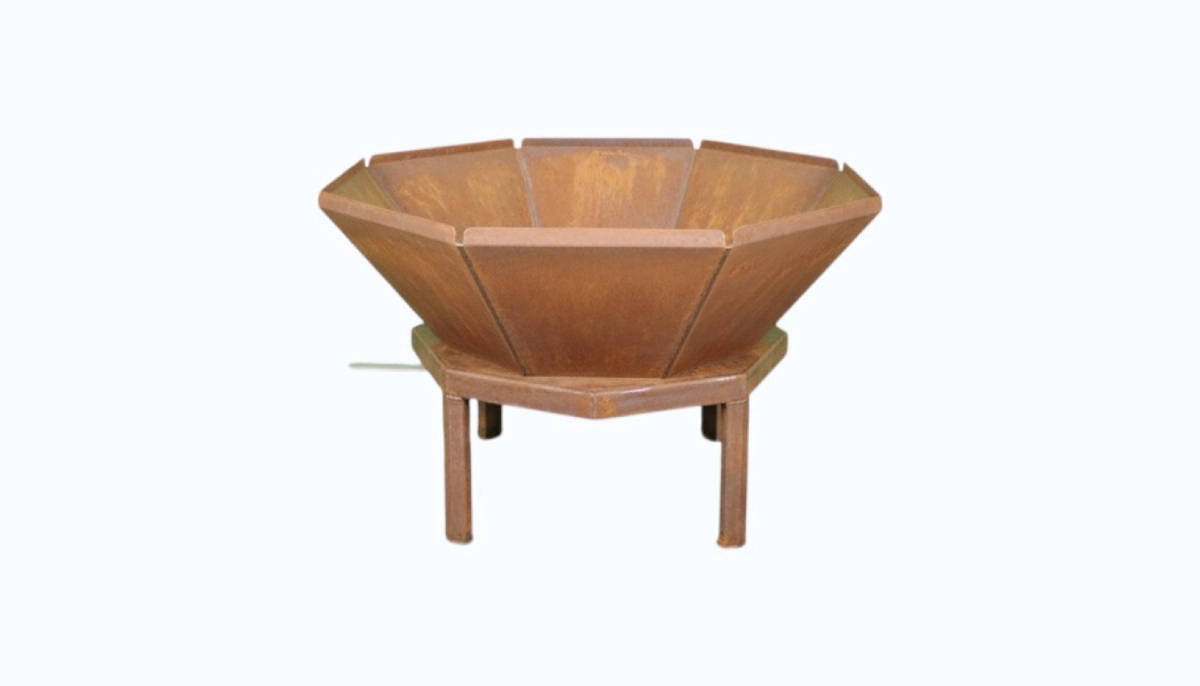 Brasero en acier corten sur socle design fond blanc vue produit