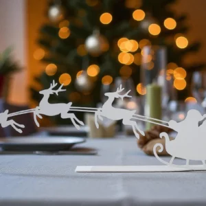 Pere noel décoratif blanc en aluminium sur une table de fete