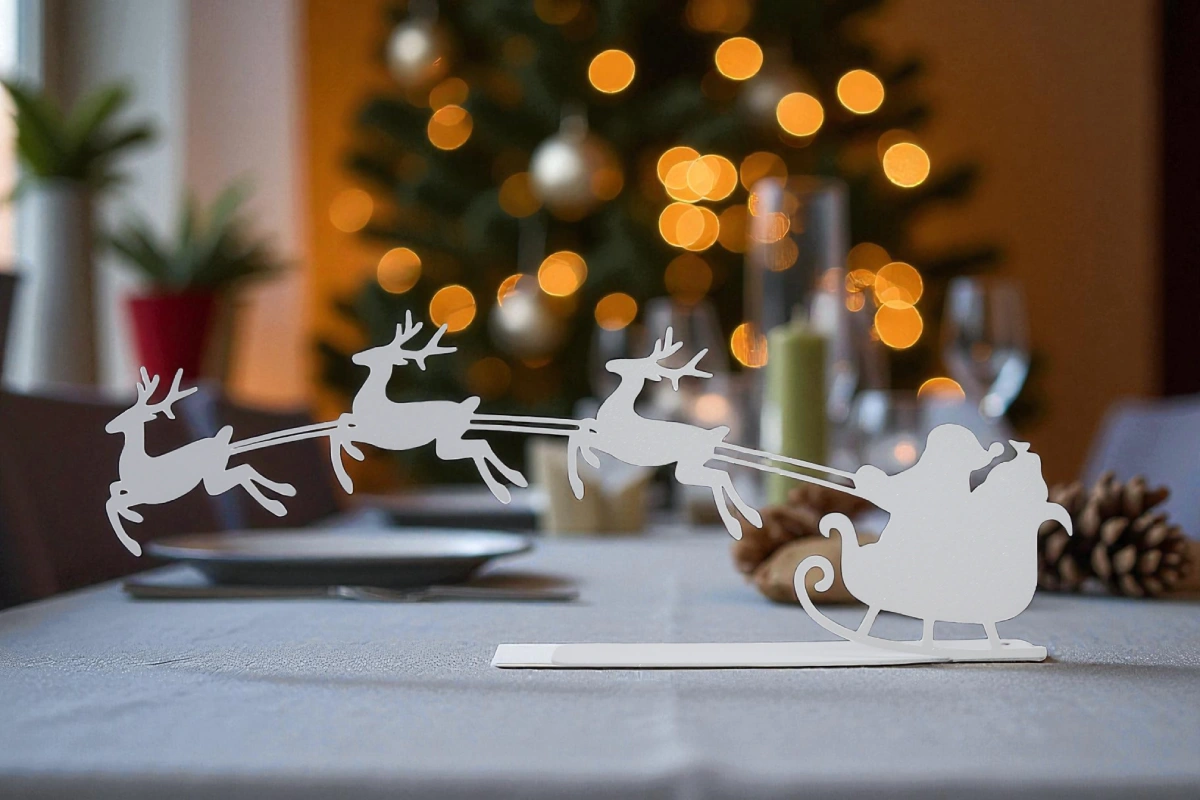 Père Noël décoratif blanc sur une table de fête Pere noel décoratif blanc en aluminium sur une table de fete