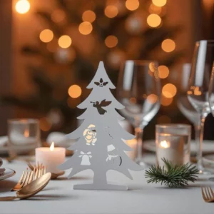 sapin decoratif blanc en aluminium sur une table de noel