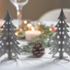 Petit sapin de noel argenté en aluminium sur une table de noel