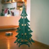 sapin de noel vert en aluminium avec son étoile personnalisable argenté dans un salon