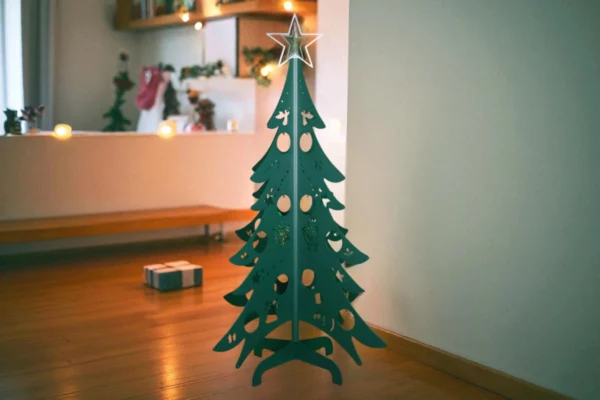 sapin de noel vert en aluminium avec son étoile personnalisable argenté dans un salon