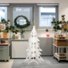 sapin de noel blanc en aluminium avec son étoile personnalisable doré dans des bureaux
