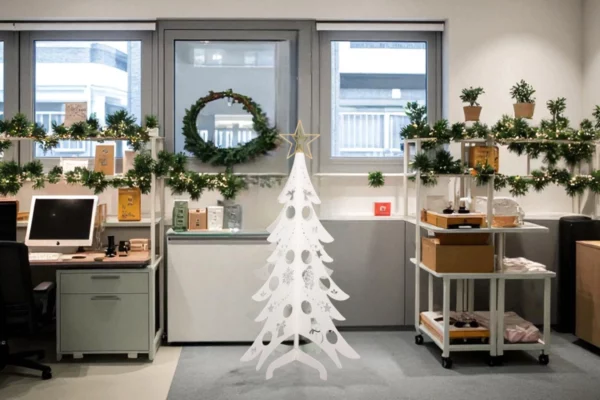 sapin de noel blanc en aluminium avec son étoile personnalisable doré dans des bureaux