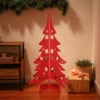 Sapin de noel en metal près d'une commode